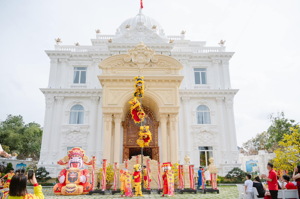 Dinh thự gồm một trệt, một lầu, một lửng, một tum, 6 phòng ngủ, tổng chiều cao là 28m. Ảnh: Facebook