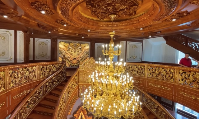 Lan can cầu thang đều được dát vàng 24K, trang trí hoa văn tỉ mỉ, đẹp mắt. Ảnh: Độc lạ Bình Dương
