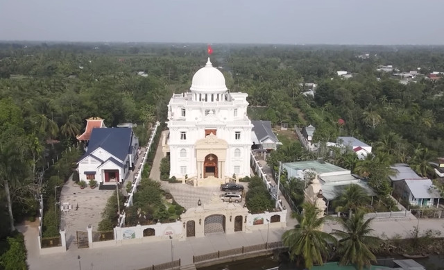 Dinh thự Lang Truyền không theo một trường phái cụ thể nào mà kết hợp nhiều kiểu, theo sở thích của gia chủ. Ảnh: Độc lạ Bình Dương