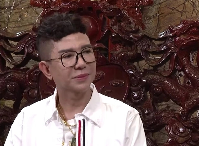 Mới đây, trong chương trình "Gõ cửa thăm nhà", ca sĩ Long Nhật cho biết có cả một biệt phủ tại Huế. Ảnh chụp màn hình