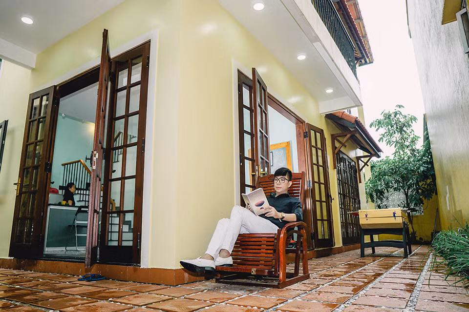 Bên ngoài căn nhà là khu vực sân thoáng đãng. Ảnh: Dân Việt