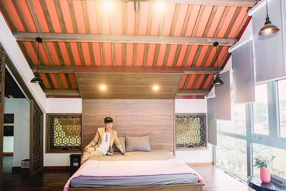 Phòng ngủ của Long Nhật trên tầng 2 thiết kế khá lạ mắt. Ảnh: Dân Việt