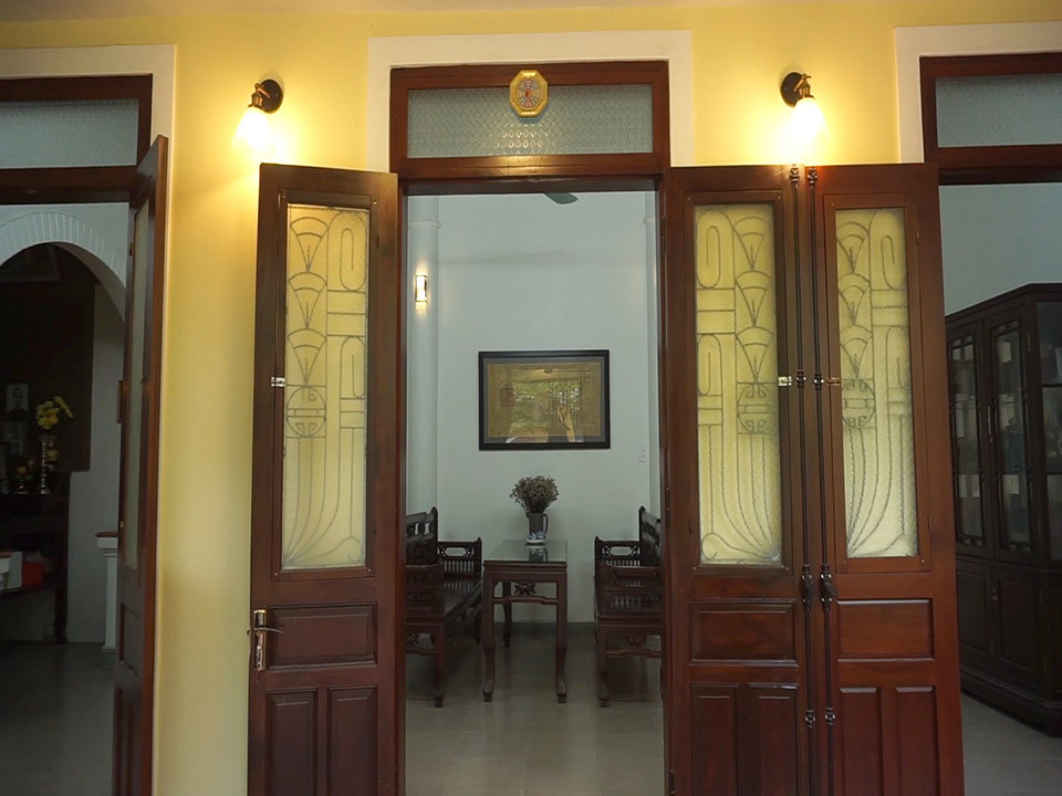 Phía trước căn nhà có nhiều gian cửa, đều làm từ gỗ tự nhiên. Ảnh: Dân Việt