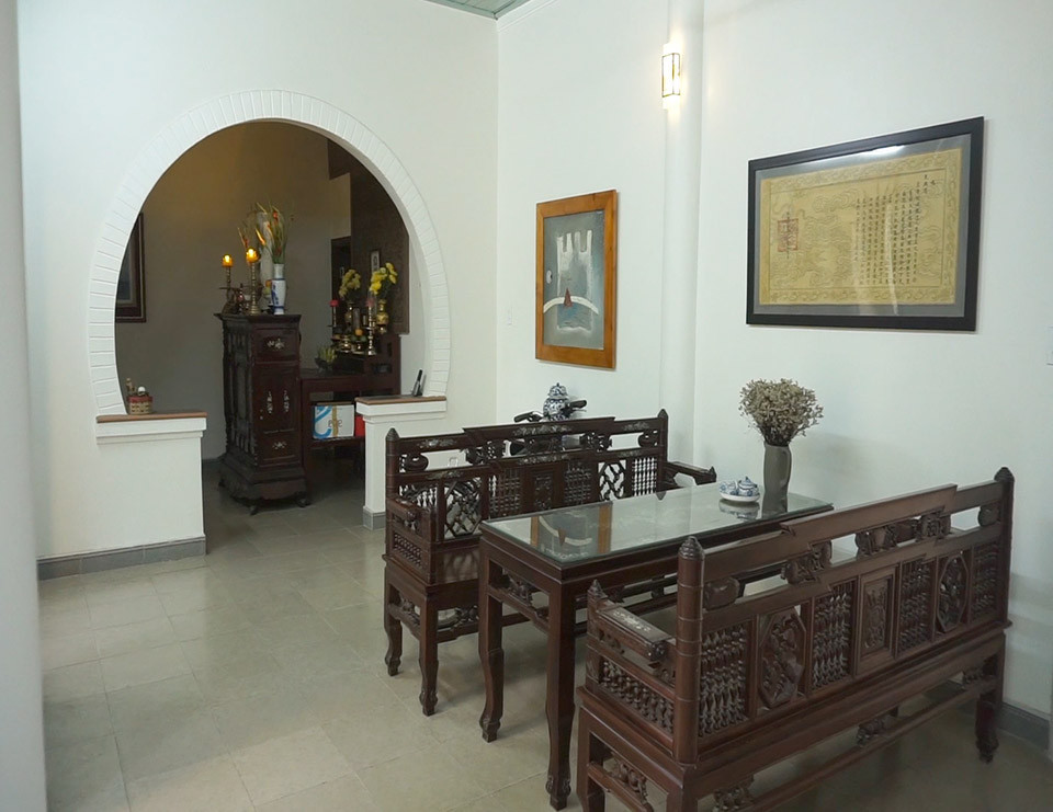 Cửa đi dạng hình cung. Ghế ngồi mang phong cách cung đình xưa. Ảnh: Dân Việt.