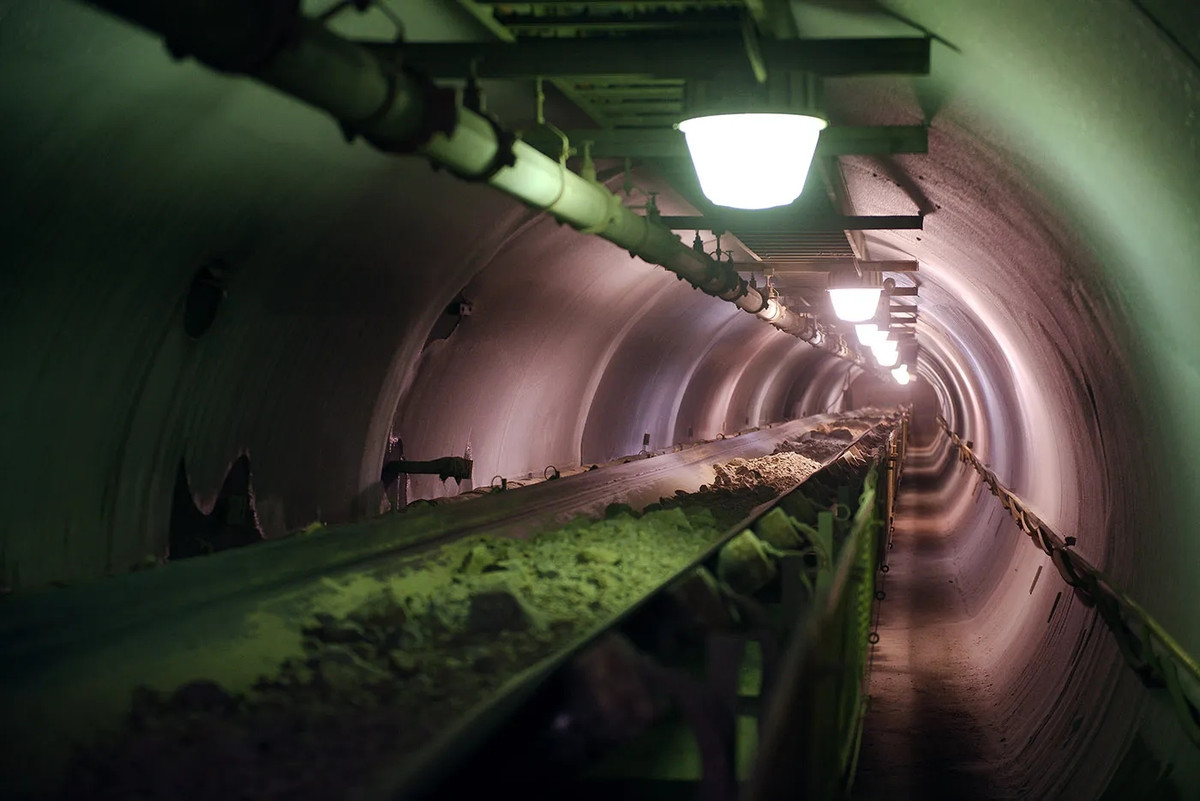 Có 2 cách để tiếp cận mỏ vàng Kupol. Một là đường hàng không (sân bay Kupol cách nó 12 km về phía Bắc) và con đường tạm, dài 360 km, chỉ có thể đi được từ tháng 1 đến tháng 4 hàng năm (tháng hè để tránh nhiệt độ giảm lạnh quá mức). Con đường này còn được gọi là con đường mùa đông - lối vào đất liền duy nhất tới Kupol từ thị trấn cảng Pevek.