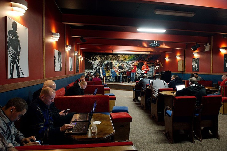 Tập đoàn Kinross Gold - đơn vị được cấp phép khai thác mỏ đã đầu tư xây dựng các ngôi nhà ấm áp, cùng các tiện nghi phục vụ công nhân ở đây.