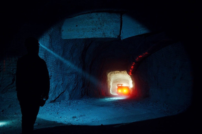 Mỗi lần, các công nhân sẽ chỉ vào mỏ ở khoảng 2 tháng, và làm việc liên tục trong 12 tiếng ở môi trường vô cùng khắc nghiệt.