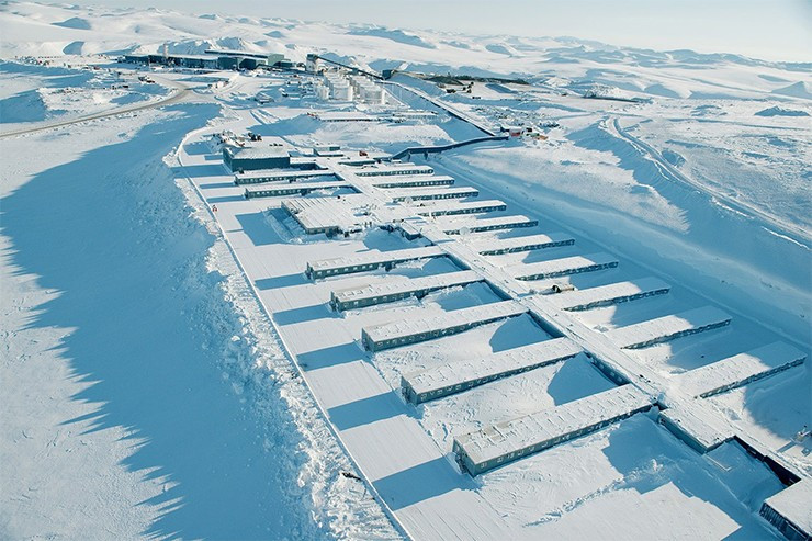 Nằm biệt lập trong vùng đất lạnh giá ở phía Đông Siberia (Nga), nơi nhiệt độ có thể giảm xuống tới -50°C, mỏ vàng Kupol được mệnh danh là "cô đơn" nhất thế giới.