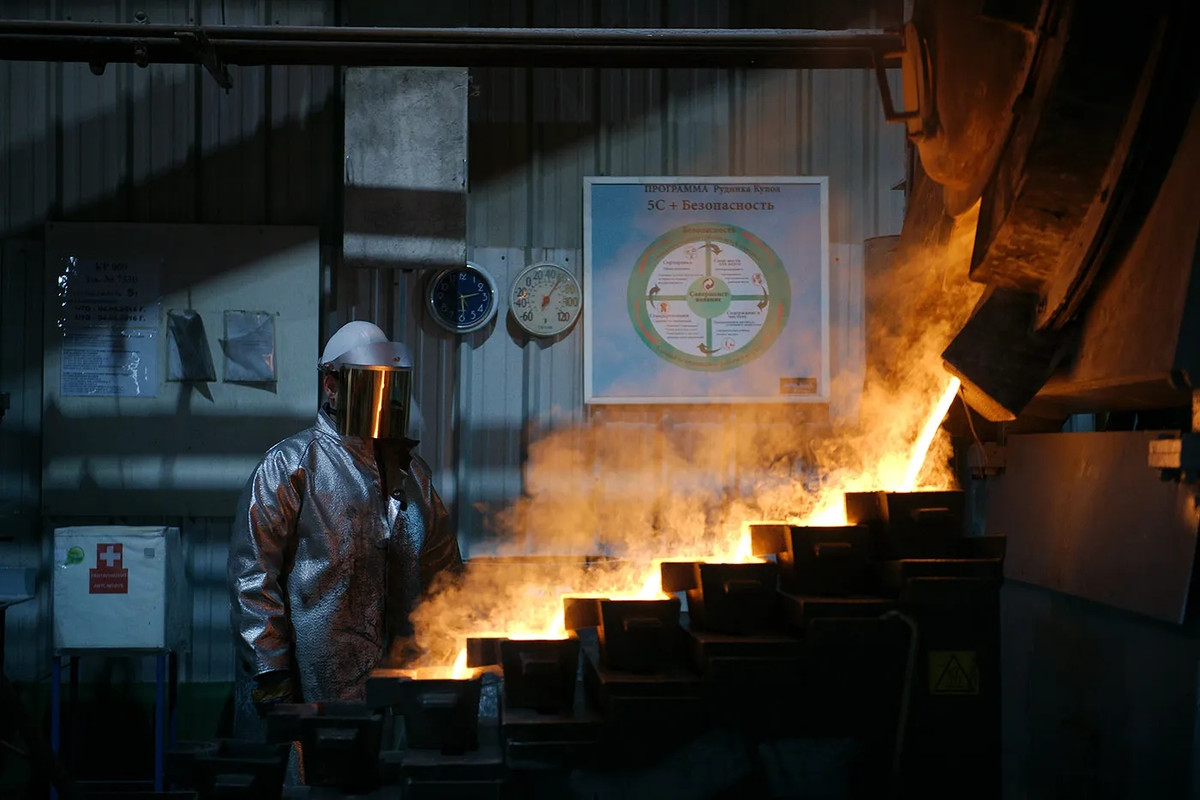 Mỏ Kupol là nơi có trữ lượng vàng khổng lồ lên tới 4500 tấn. Vì thế, người ta truyền tai nhau rằng chỉ cần cầm xẻng xúc nhẹ cũng có thể thu về rất nhiều vàng.