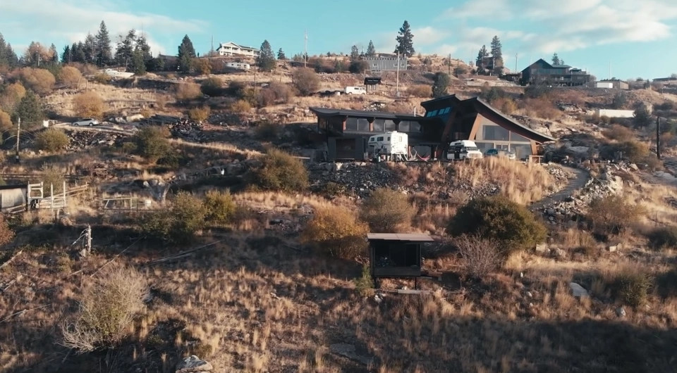 Căn nhà nằm ẩn mình trên sườn với tầm nhìn ngoạn mục ra thung lũng Okanagan tươi đẹp. Nó được thiết kế độc đáo với diện tích sàn rộng 520 m2 và phần mái nhô ra rộng hơn 585 m2. Ảnh: Pentictonwesternnews