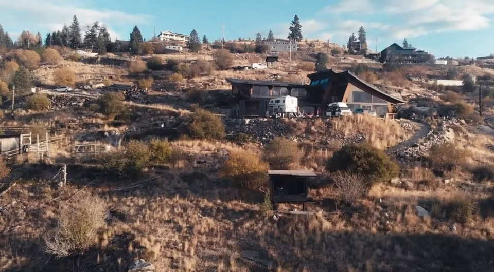 Căn nhà nằm ẩn mình trên sườn với tầm nhìn ngoạn mục ra thung lũng Okanagan tươi đẹp. Nó được thiết kế độc đáo với diện tích sàn rộng 520 m2 và phần mái nhô ra rộng hơn 585 m2. Ảnh: Pentictonwesternnews