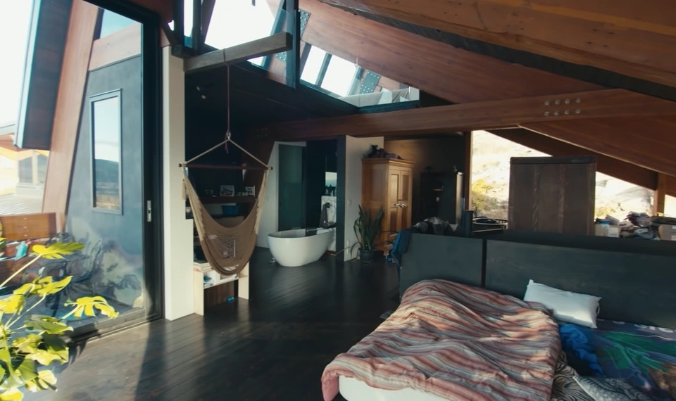 Ngôi nhà tận dụng mọi vật liệu tái chế tự nhiên. Ảnh: Pentictonwesternnews