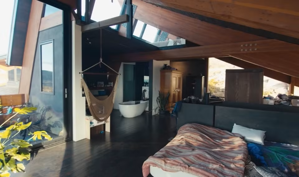 Ngôi nhà tận dụng mọi vật liệu tái chế tự nhiên. Ảnh: Pentictonwesternnews