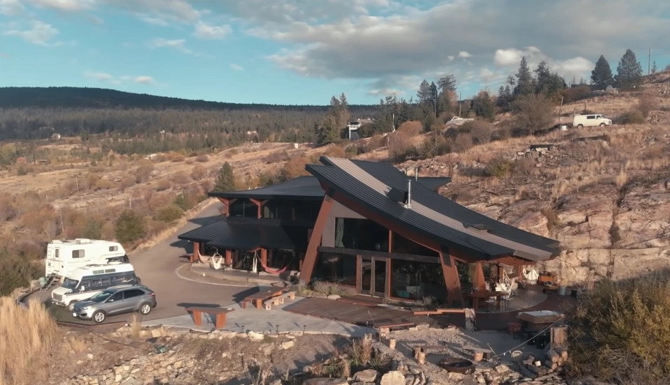 Chủ nhân của công trình là Geoff Orr, một kiến trúc sư tài năng. Geoff đã dành hơn 14 năm để có thể hoàn thiện được ngôi nhà mơ ước này. Ảnh: Pentictonwesternnews