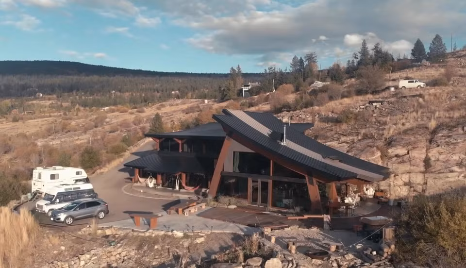 Chủ nhân của công trình là Geoff Orr, một kiến trúc sư tài năng. Geoff đã dành hơn 14 năm để có thể hoàn thiện được ngôi nhà mơ ước này. Ảnh: Pentictonwesternnews