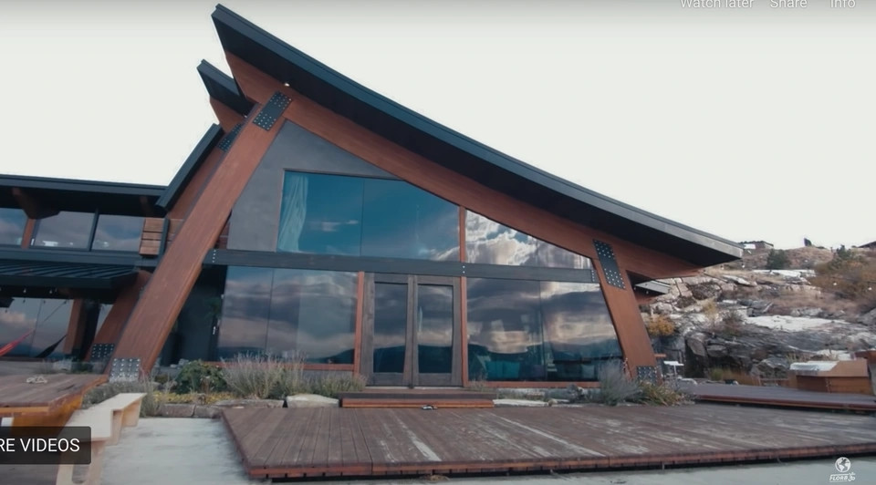 Căn nhà này khác biệt so với những ngôi nhà khác là được xây dựng hoàn toàn bằng vật liệu tái chế được thu thập trong nhiều năm. Ảnh: Pentictonwesternnews