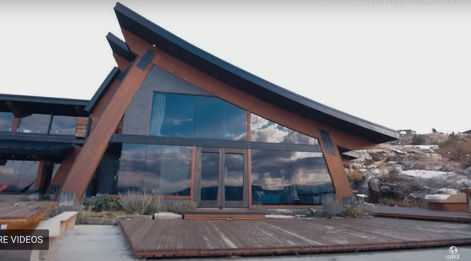 Căn nhà này khác biệt so với những ngôi nhà khác là được xây dựng hoàn toàn bằng vật liệu tái chế được thu thập trong nhiều năm. Ảnh: Pentictonwesternnews