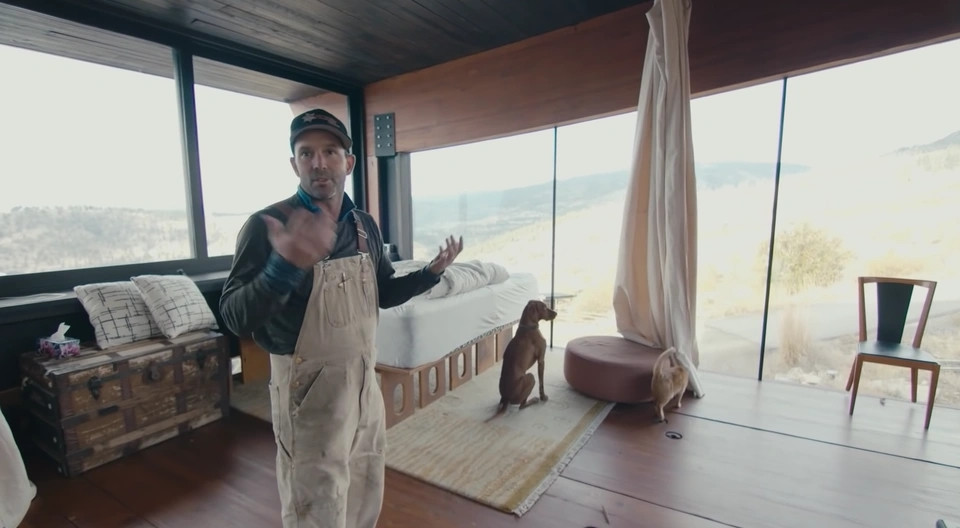 Phòng ngủ với tầm nhìn hướng ra thung lũng tuyệt đẹp.Ảnh: Pentictonwesternnews