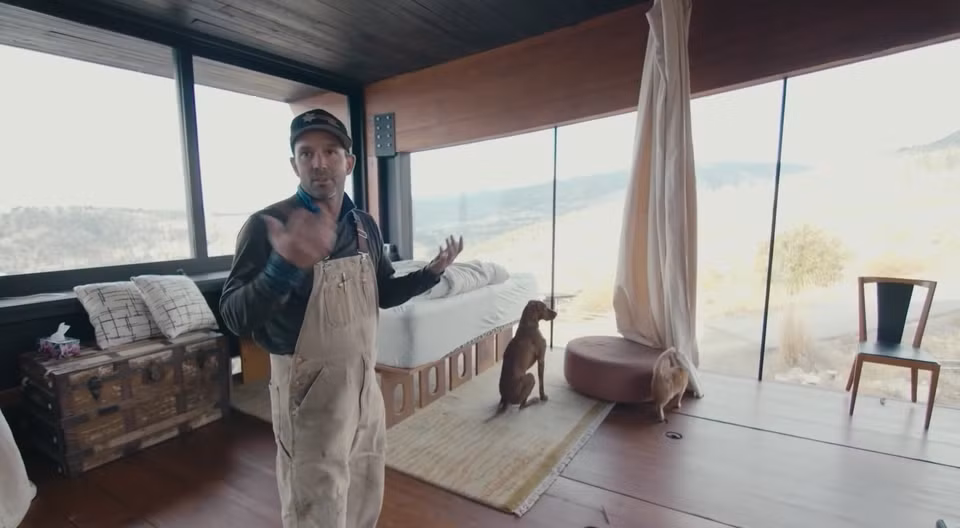 Phòng ngủ với tầm nhìn hướng ra thung lũng tuyệt đẹp.Ảnh: Pentictonwesternnews