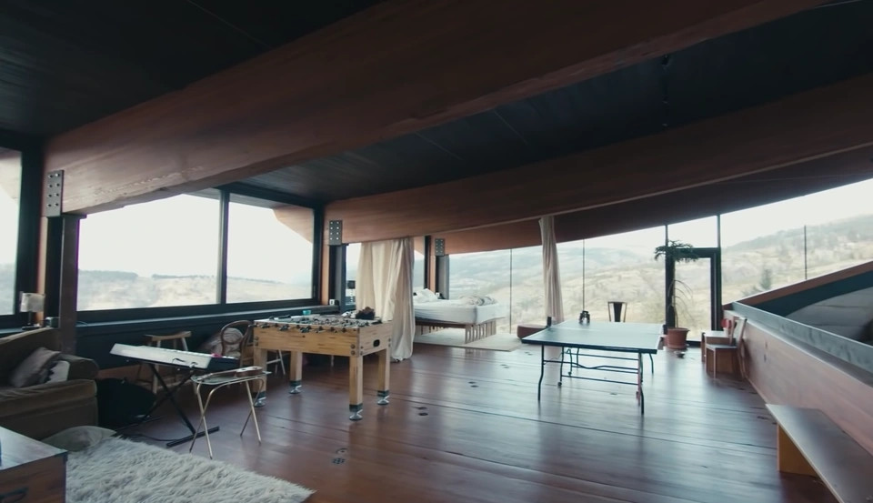 Công trình không có những bức tường kiên cố, thay vào đó là những bức tường kính trải dài từ sàn đến trần giúp kết nối không gian bên trong với bên ngoài. Ảnh: Pentictonwesternnews