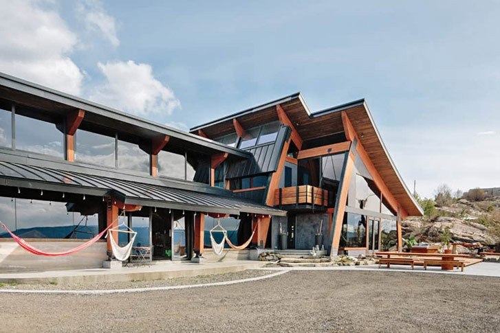 Geoff Orr bắt đầu từ việc thu gom những thanh gỗ bỏ đi được tháo dỡ từ những tòa nhà bị phá hủy. Ảnh: Western Living Magazine