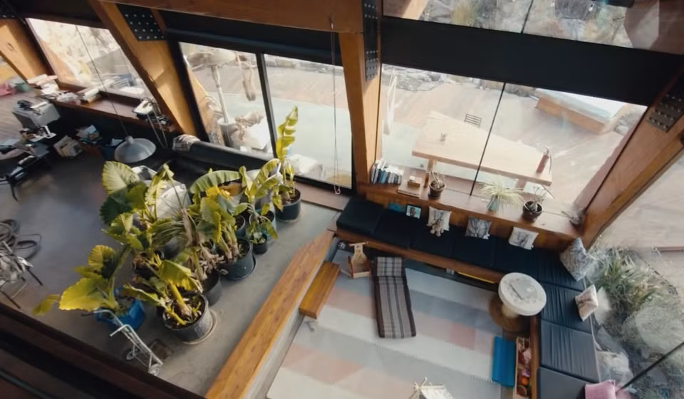 Bên ngoài nhà, những yếu tố tự nhiên nhất được tận dụng để tạo điểm nhấn. Nổi bật nhất là một hang đá tự nhiên được dùng làm hồ nuôi cá Koi, sàn hành lang được làm từ hơn 12.000 đồng xu cùng nhiều sáng tạo trong việc ứng dụng vật liệu tái chế. Ảnh: Pentictonwesternnews