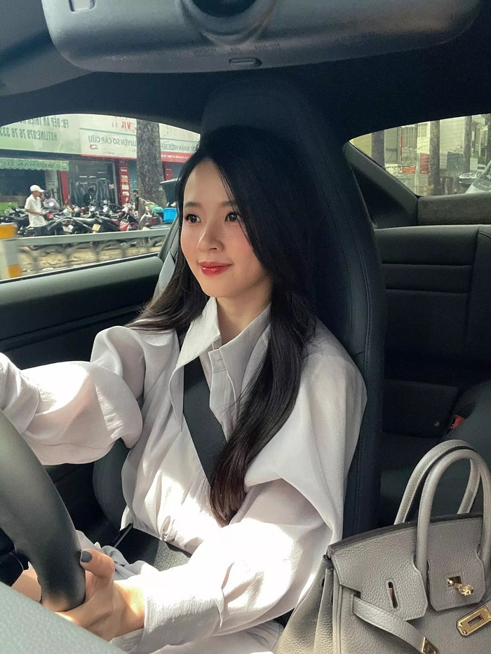 Không chạy theo xu hướng túi nhất thời, Midu quan tâm đến những thiết kế không lỗi mốt. Trong ảnh là chiếc túi Birkin Hermes trị giá hàng trăm triệu.