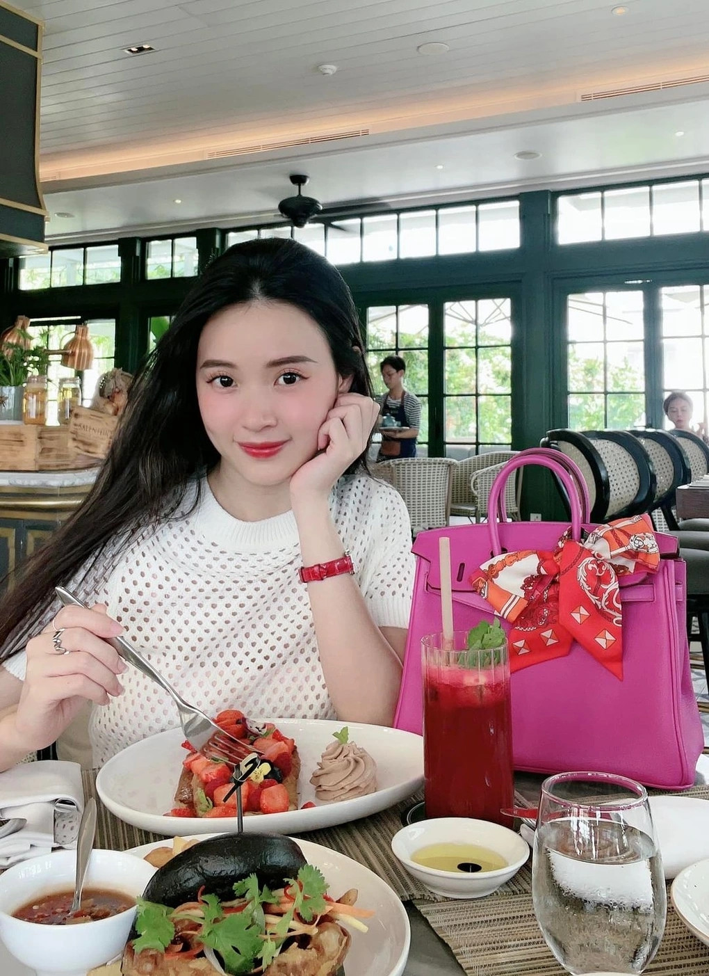 Túi Hermès Birkin cỡ 25 của Midu có giá khoảng 10.000 USD (tương đương hơn 240 triệu đồng).