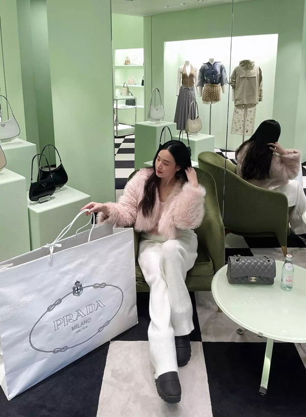 Các sản phẩm của Prada cũng được Midu rất ưa chuộng.