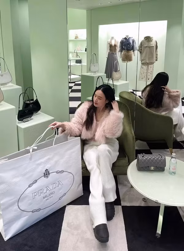 Các sản phẩm của Prada cũng được Midu rất ưa chuộng.