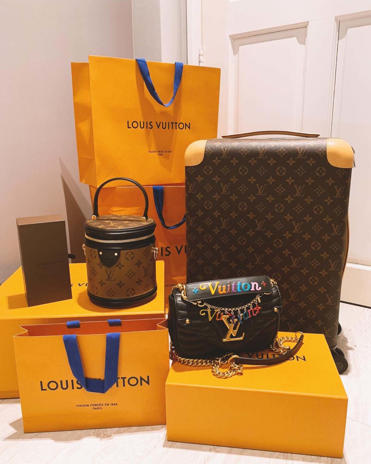 Dù có phong cách thời trang khá giản dị nhưng Midu lại là một dân chơi đồ hiệu đích thực khi sở hữu riêng cả một bộ sưu tập túi hiệu đắt đỏ.