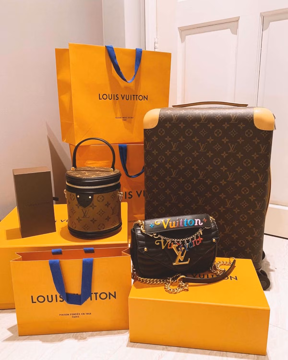 Dù có phong cách thời trang khá giản dị nhưng Midu lại là một dân chơi đồ hiệu đích thực khi sở hữu riêng cả một bộ sưu tập túi hiệu đắt đỏ.