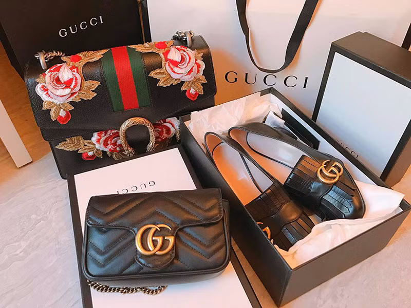 Tủ đồ hiệu của Midu đến từ nhiều thương hiệu đình đám trên thế giới như LV, Gucci, Chanel, Dior...
