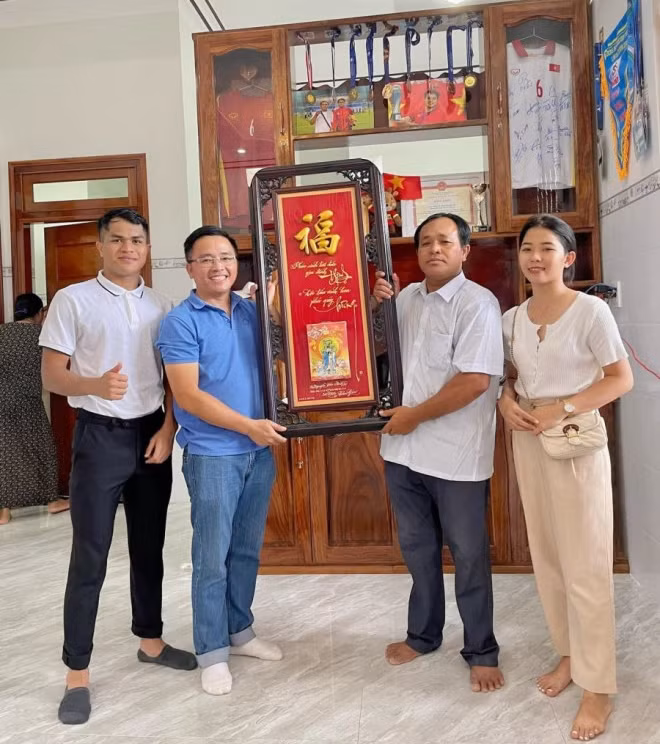 Nhiều người ngang qua không khỏi trầm trồ, ngưỡng mộ, nhận xét căn nhà của gia đình Dụng Quang Nho giống như "biệt phủ lớn nhất huyện Bắc Bình". Ảnh: FBNV