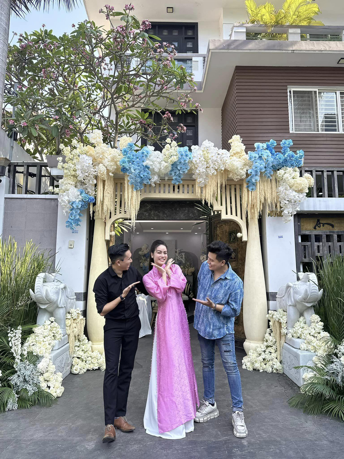 Tuy nhiên, thực chất Nhật Kim Anh đến dự lễ cưới của một người em trong công ty cô.