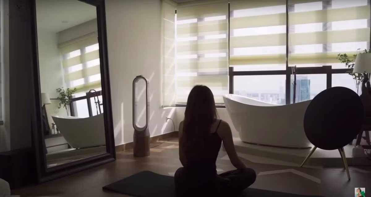 Mỗi sáng thức dậy, Hoa hậu Kỳ Duyên thường dành thời gian tập yoa, hít thở sâu, nghe nhạc du dương để thư giãn. Ảnh: Saostar