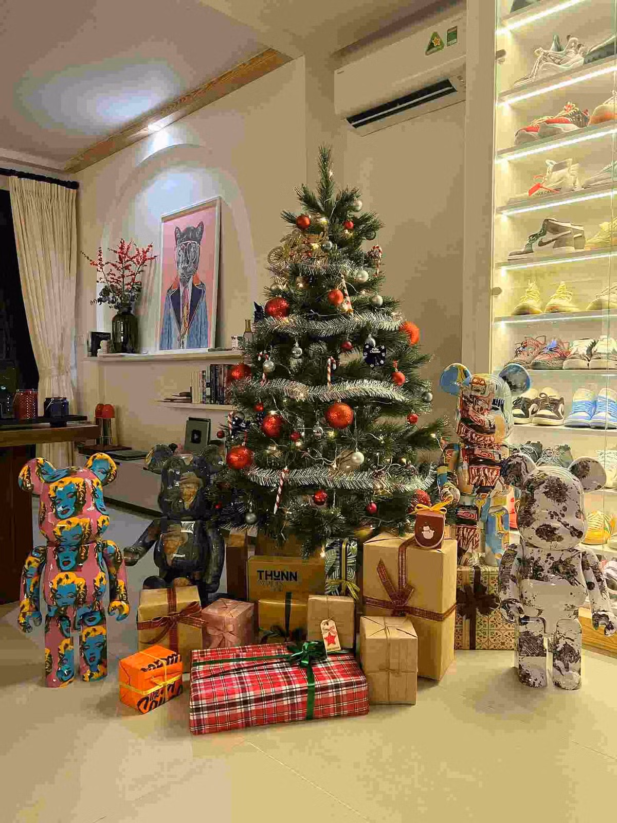 Mỗi dịp lễ tết, Kỳ Duyên lại trang hoàng cho không gian sống thêm lộng lẫy. Ảnh: Facebook Nguyen Cao Ky Duyen