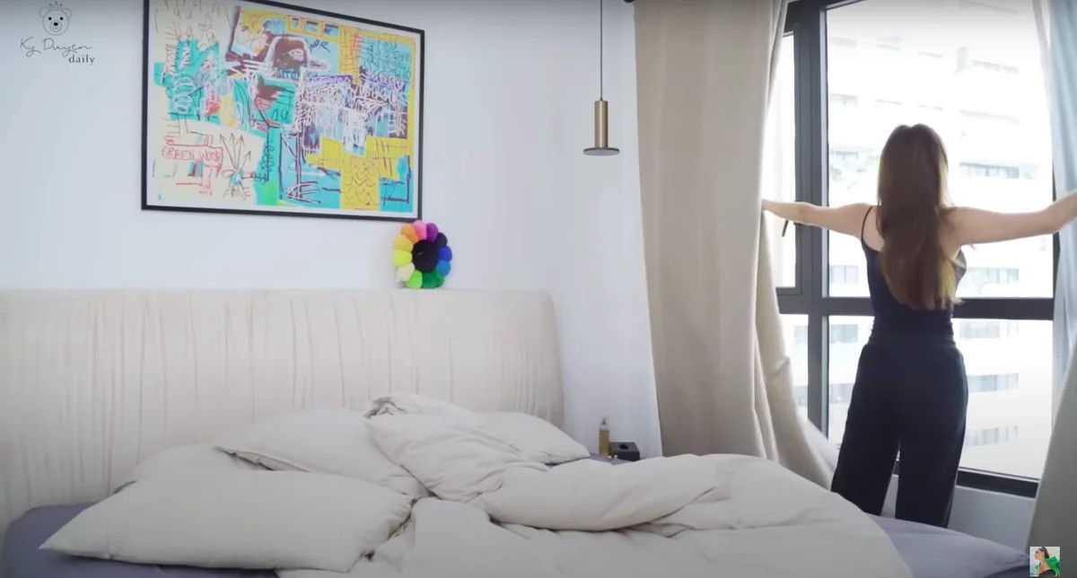 Phòng ngủ của Kỳ Duyên có cửa sổ lớn đón nắng. Ảnh: Saostar