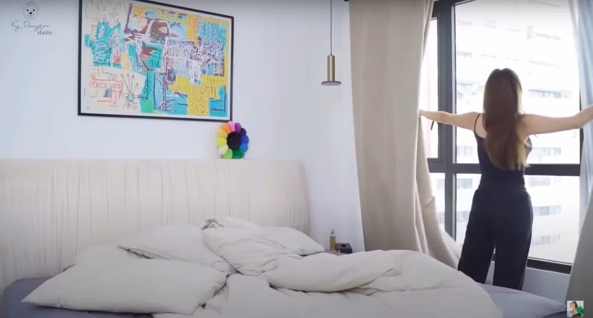 Phòng ngủ của Kỳ Duyên có cửa sổ lớn đón nắng. Ảnh: Saostar