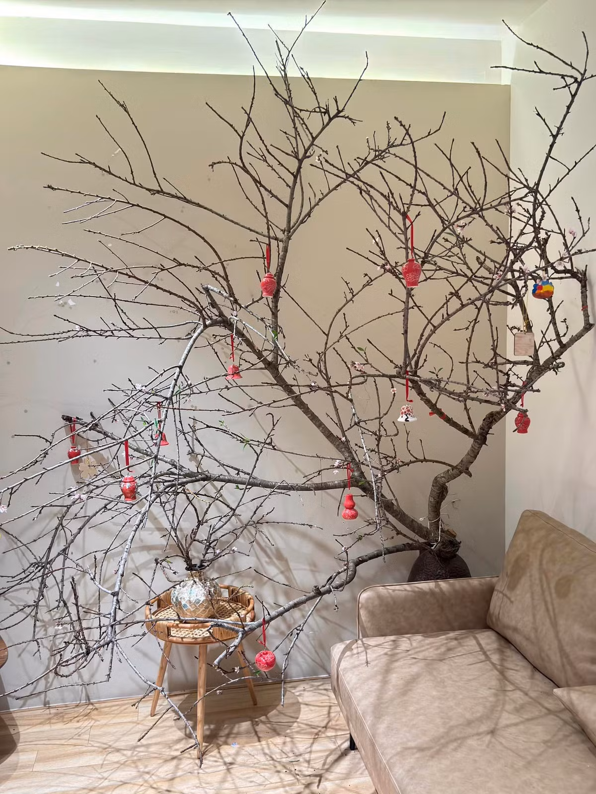 Căn hộ của Hoa hậu Kỳ Duyên có tông màu trắng - kem thanh lịch chủ đạo. Ảnh: FB Nguyen Cao Ky Duyen