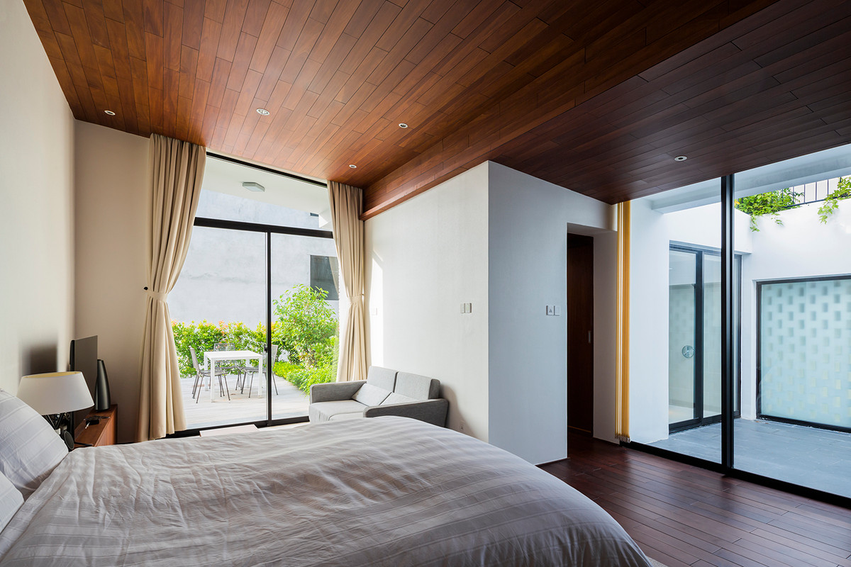 Phòng ngủ với thoáng đãng nhờ hệ thống cửa kính trong suốt.