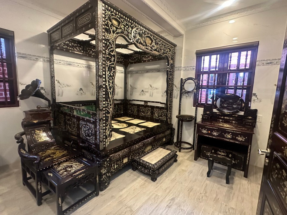 Một căn buồng với bộ bàn ghế, bàn trang điểm, giường ngủ cổ xưa kết hợp với nhau hài hoà và đẹp mắt. Ảnh: Kinhtedothi