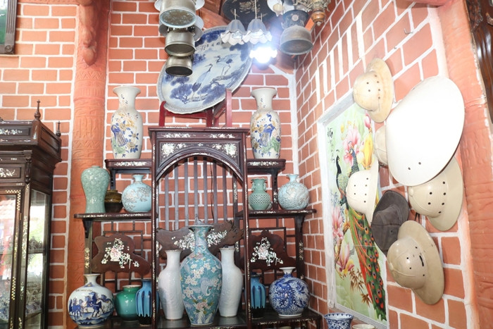 Bên trong nhà, gia chủ trang trí hàng loạt đồ cổ tái hiện nét văn hóa Nam Bộ xưa. Ảnh: Người lao động