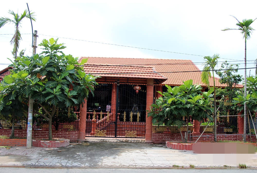 Ông Buôi sinh ra trong gia đình có truyền thống làm nghề gốm đỏ. Bản thân ông cũng là theo nghề này mấy chục năm. Vì vậy, ông xây căn nhà gốm đỏ hoành tráng tại TP. Vĩnh Long không phải là chơi ngông mà muốn thể hiện tình yêu với nghề gốm đỏ theo cách riêng của mình. Ảnh: Vietnamnet