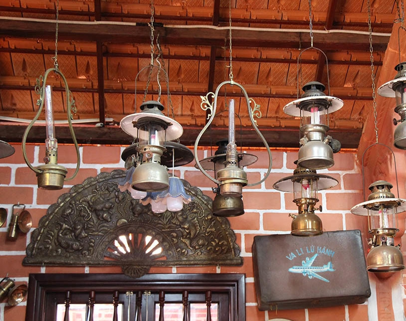 Các loại đèn dầu mù u, đèn “măng sông” từ thời Pháp thuộc. Ảnh: Vietnamnet