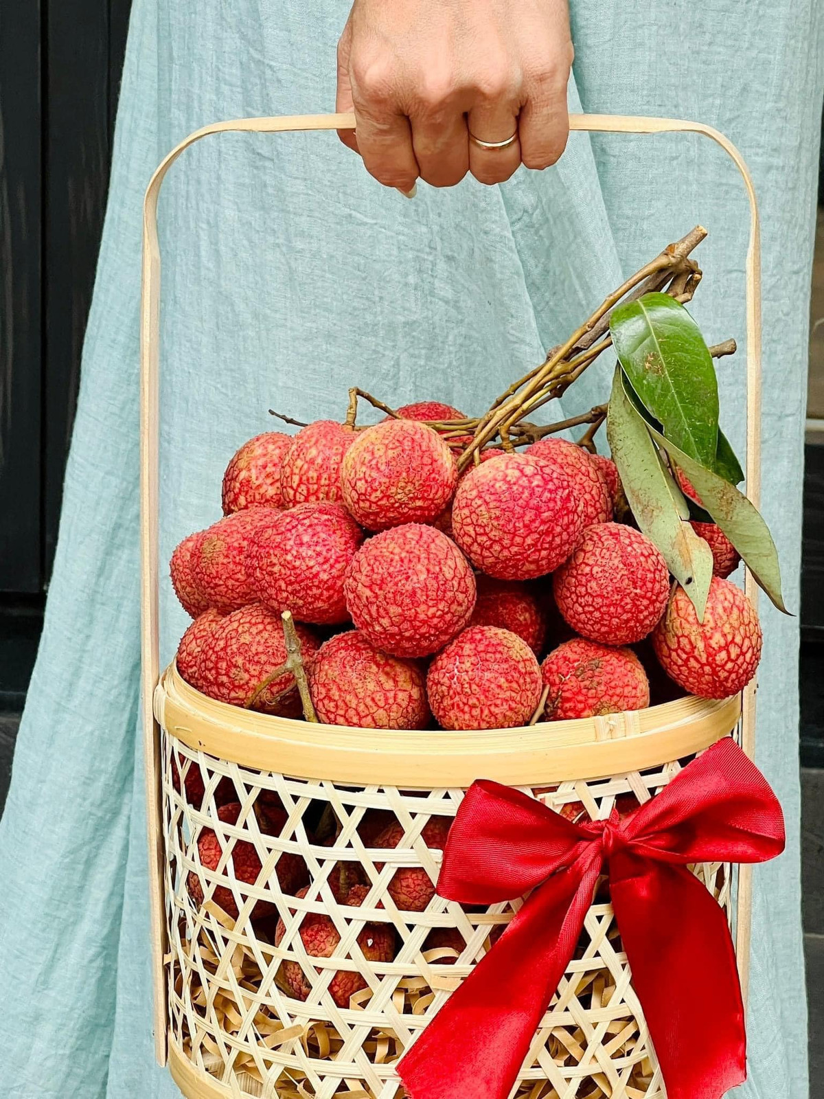 Giá vải trứng Hưng Yên thu mua tại vườn dao động từ 60.000-100.000 đồng/kg. Khi đưa tới những nơi khác, do mất thêm chi phí vận chuyển, bảo quản nên giá vải trứng cao hơn.