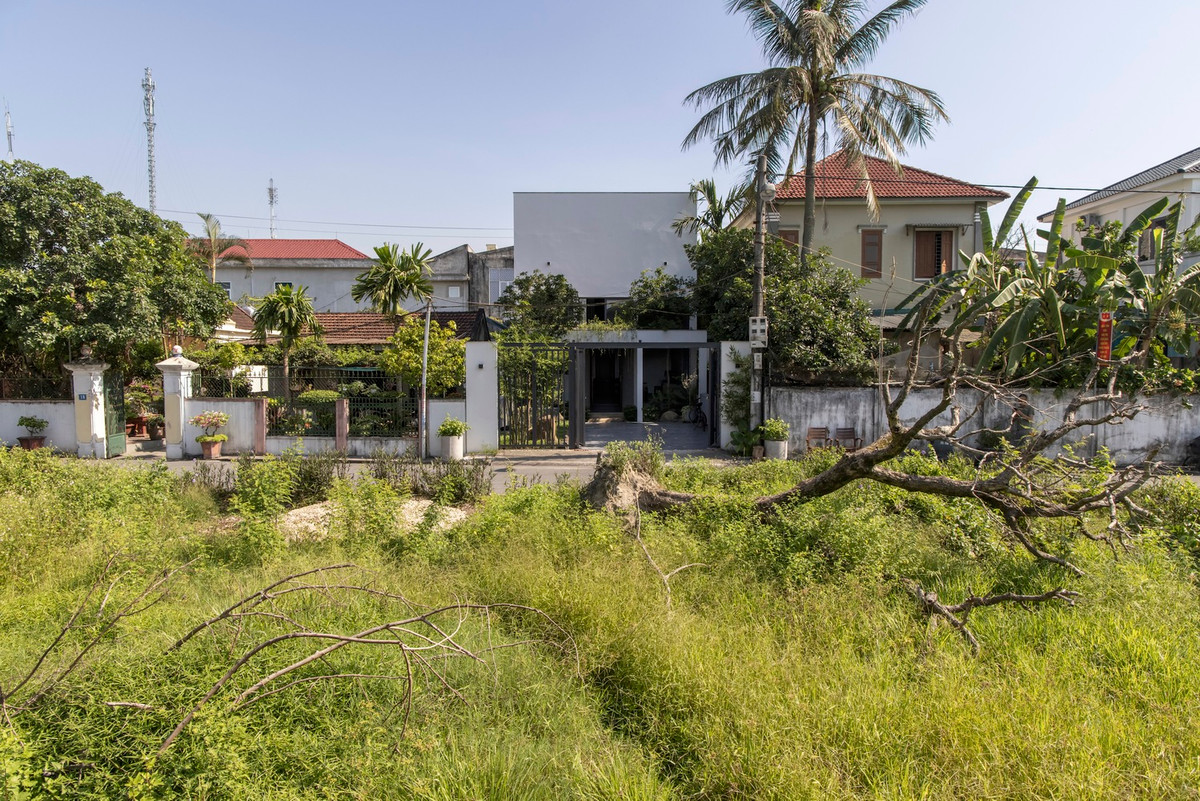 Mới đây, tạp chí kiến trúc danh tiếng của Mỹ Archdaily giới thiệu ngôi nhà có tên Phong House ở thị trấn Tiên Điền, huyện Nghi Xuân (Hà Tĩnh).