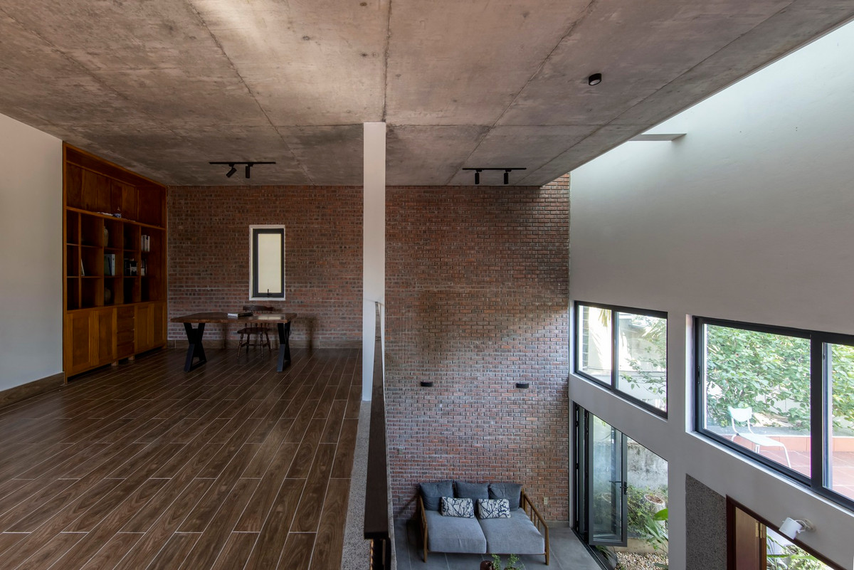 Để cân đối bài toán về kinh tế và thẩm mỹ, kiến trúc sư chọn phong cách kiến trúc thô mộc giản dị, sử dụng vật liệu xây dựng phổ thông.