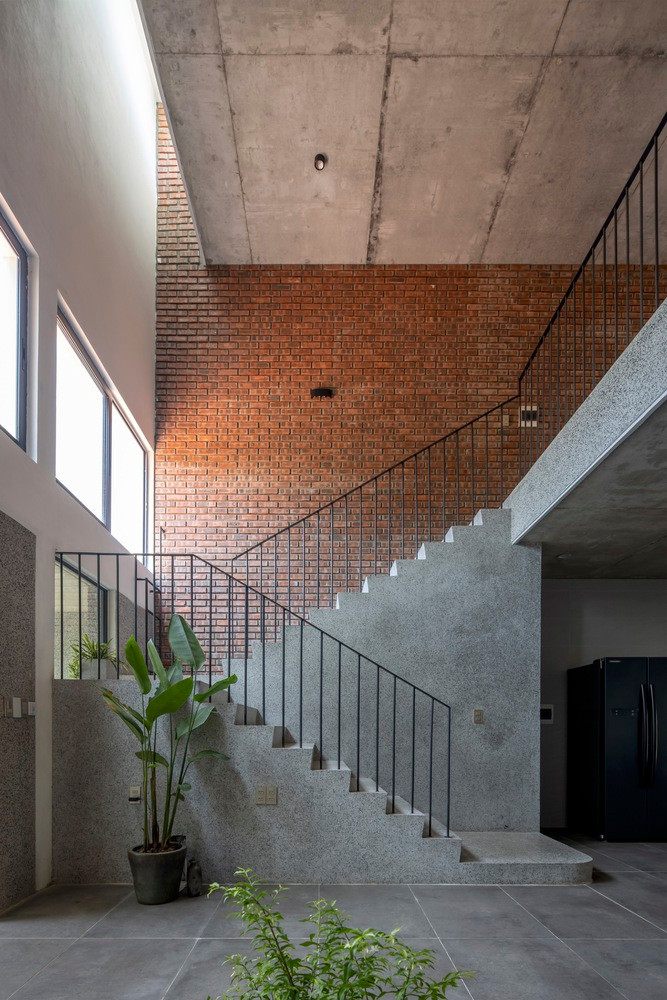 Giải pháp này tạo ra sự kết nối mạnh mẽ cho không gian bằng cách phân định rõ ràng các yếu tố giữa công cộng và riêng tư hoặc bên trong và bên ngoài, từ đó tạo ra yêu cầu về một không gian (phòng ngủ) riêng biệt trong tương lai.