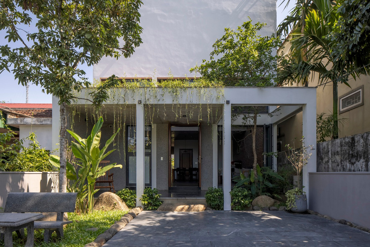 Ngôi nhà có diện tích 190 m2, mặt tiền hướng Nam, được xây dựng cho gia đình nhỏ gồm cặp vợ chồng trẻ và con gái 5 tuổi.